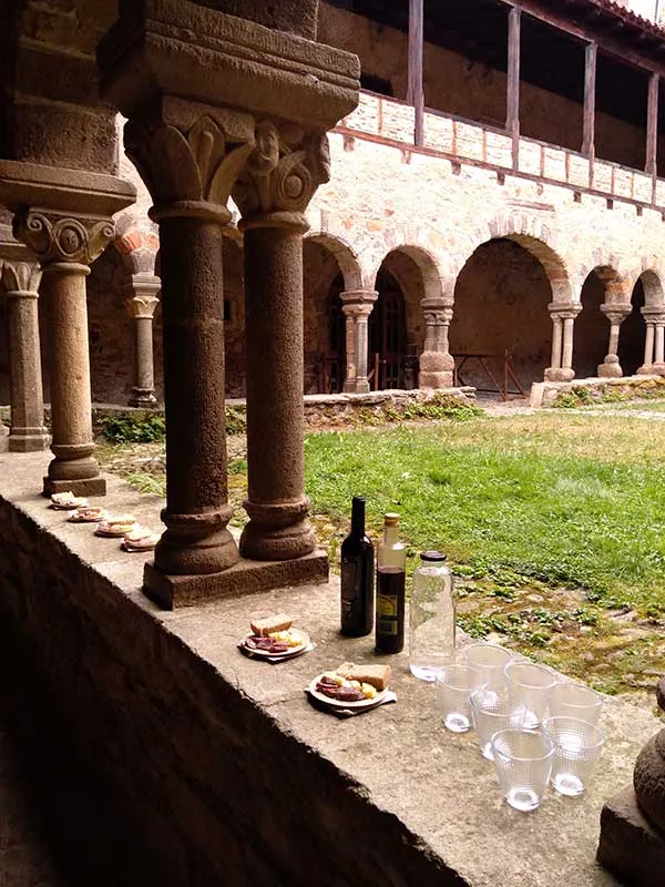 Buffet apéritif sur les murets de la cour intérieur de l'abbaye de La Chaise-Dieu en Haute-Loire