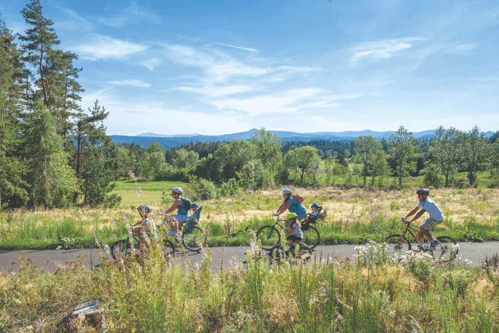 Ciclismo en la vía verde cerca de Verne en Haute-Loire, Auvergne