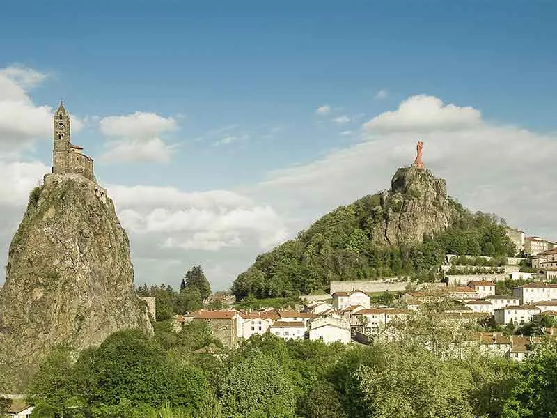 Vue du Puy-en-Velay donnant sur le Rocher Saint-Michel et sur la Statue Notre-Dame de France