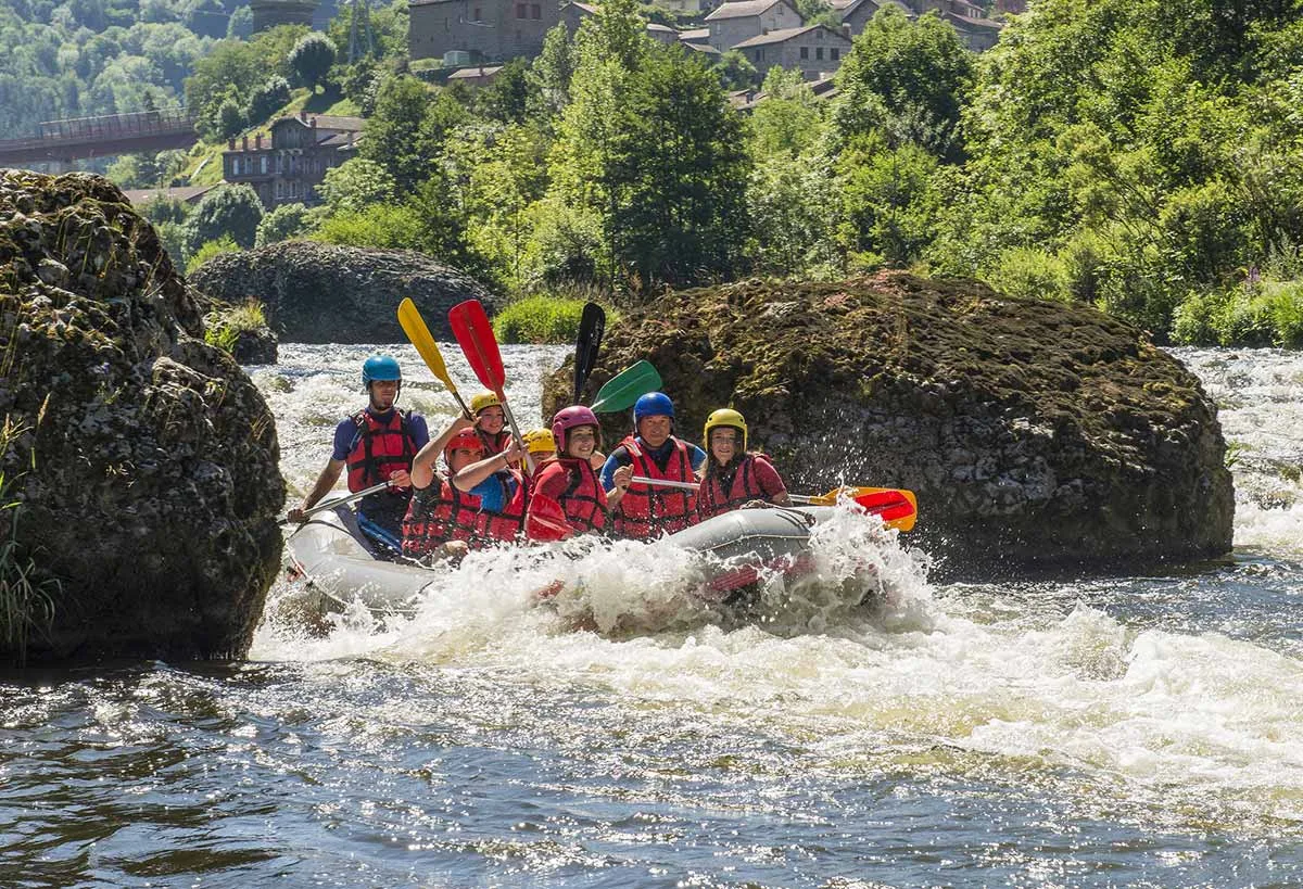 Un gruppo fa rafting nelle Gorges de l'Allier nell'Alta Loira, in Alvernia