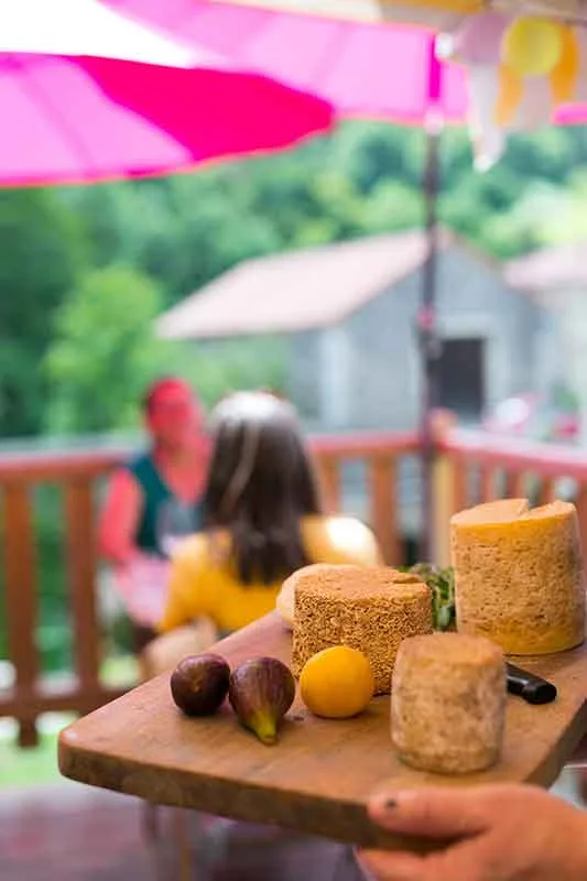 Un plateau de fromages de Haute-Loire, accompagnés de figues et prunes