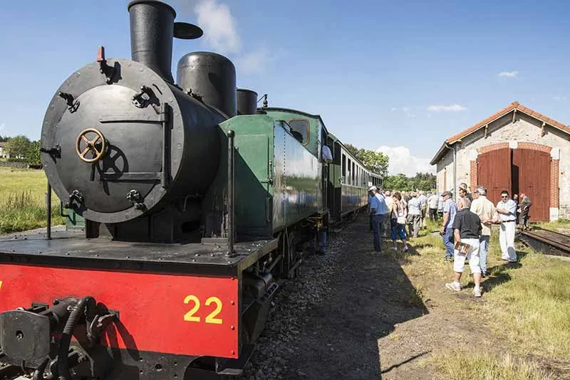 Personas preparándose para abordar el Velay Express en Haute-Loire, Auvergne