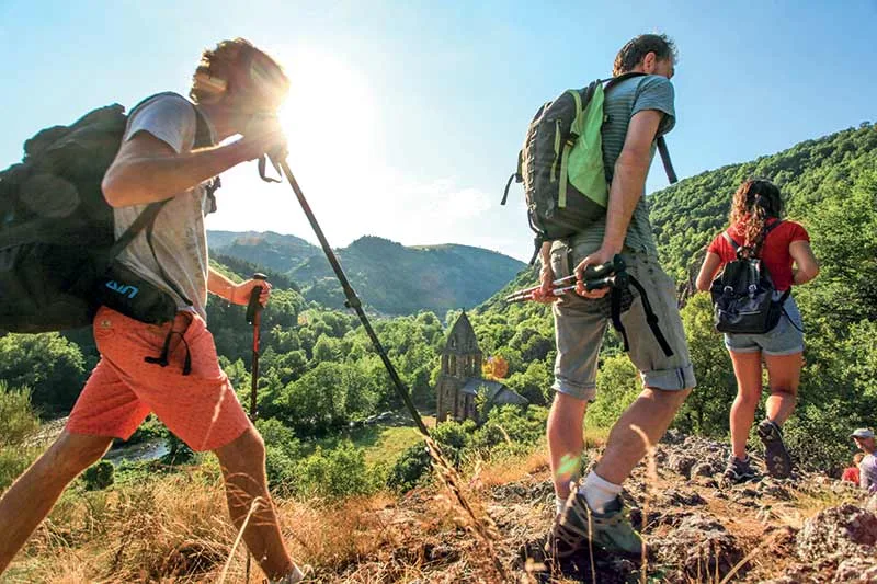 Trois amis font une randonnée dans les Gorges de l'Allier sous le soleil de Haute-Loire, Auvergne