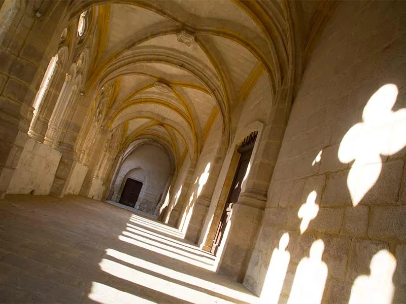 Un couloir extérieur de l'abbaye de La Chaise-Dieu en Haute-Loire, Auvergne