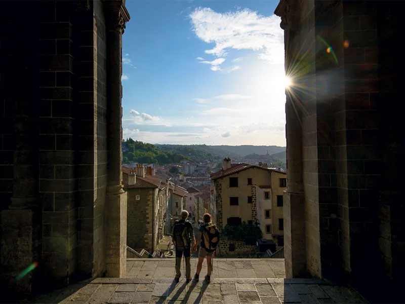Una pareja mira la vista de Le Puy-en-Velay desde la catedral de Notre-Dame-du-Puy en Haute-Loire, Auvergne