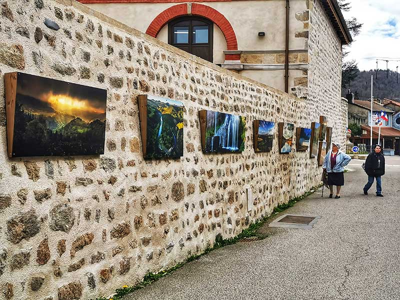 Exposition photos dans les rues d'Aurec-sur-Loire en Haute-Loire, Auvergne