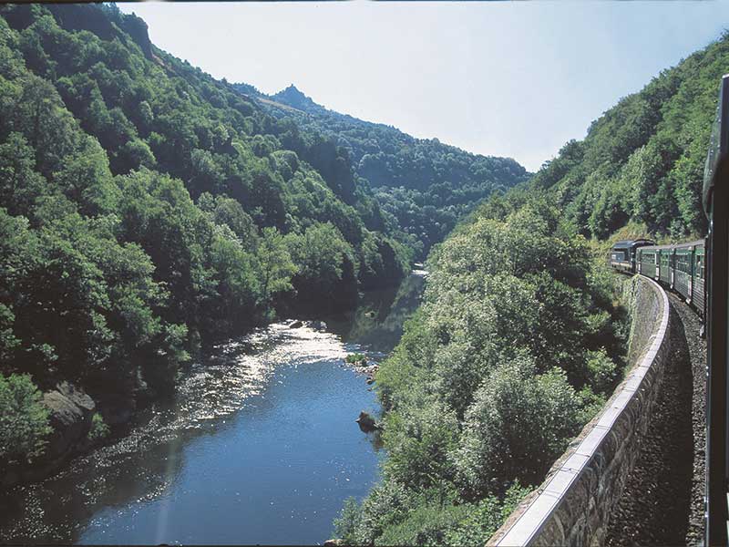 Train touristique dans les gorges de l’Allier en Haute-Loire, Auvergne