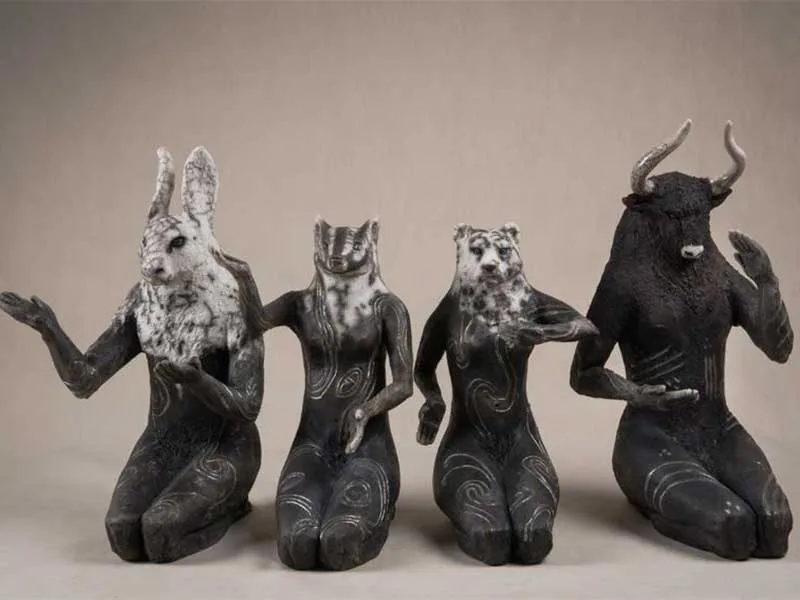 Tótems de animales de cerámica creados en Alto Loira, Auvernia