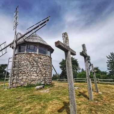 Blick auf die Windmühle des Ally-Plateaus und seine Kreuze im Westen der Haute-Loire