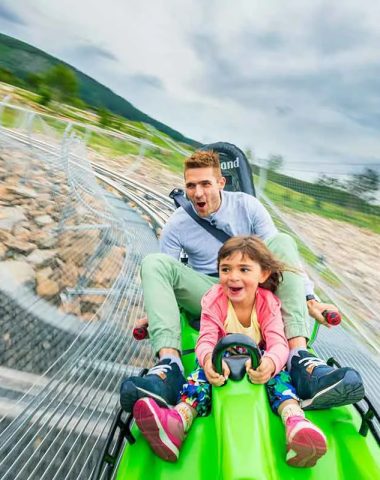 Un padre e sua figlia si divertono con lo slittino al Lugik Park di Estables, nell'Alta Loira