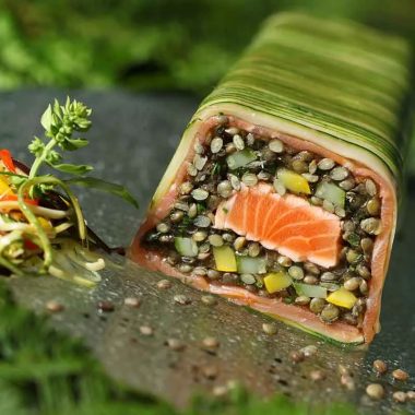 Piatto gourmet a base di lenticchie verdi del Puy e salmone