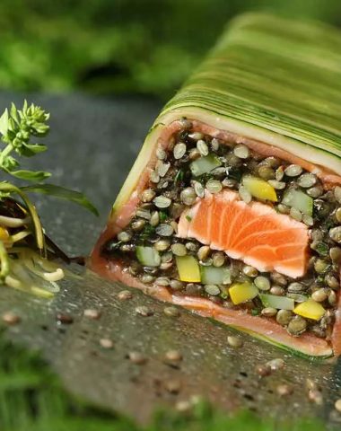 Plat gastronomique à base de lentilles vertes du Puy et de saumon