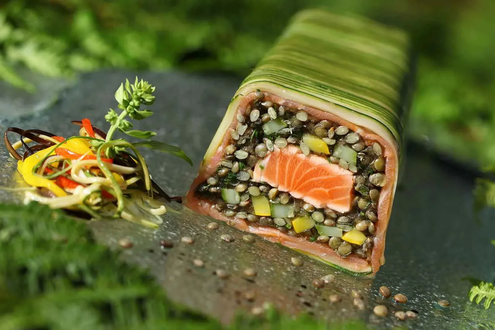 Plat gastronomique à base de lentilles vertes du Puy et de saumon