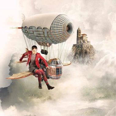 Visual von Terre de Géants mit der Figur Alice, dem Rocher Saint-Michel und dem Flugzeug