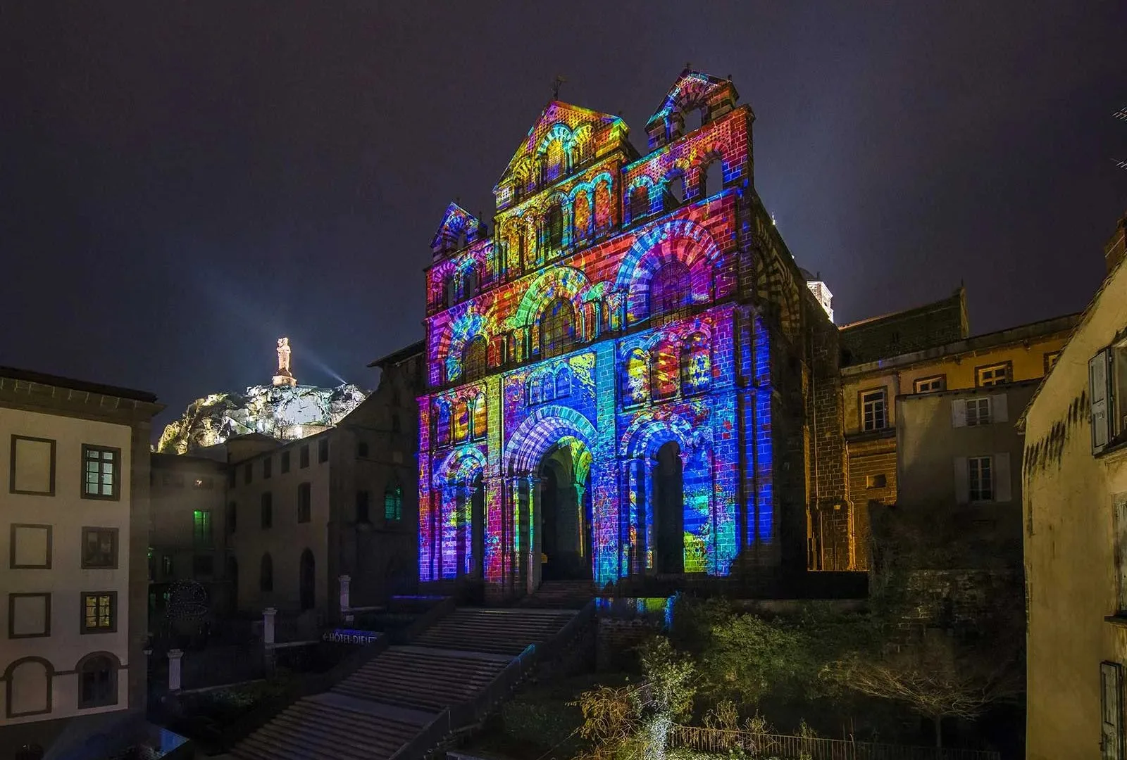 La cathédrale Notre-Dame-du-Puy décorée par le Puy de lumières en Haute-Loire