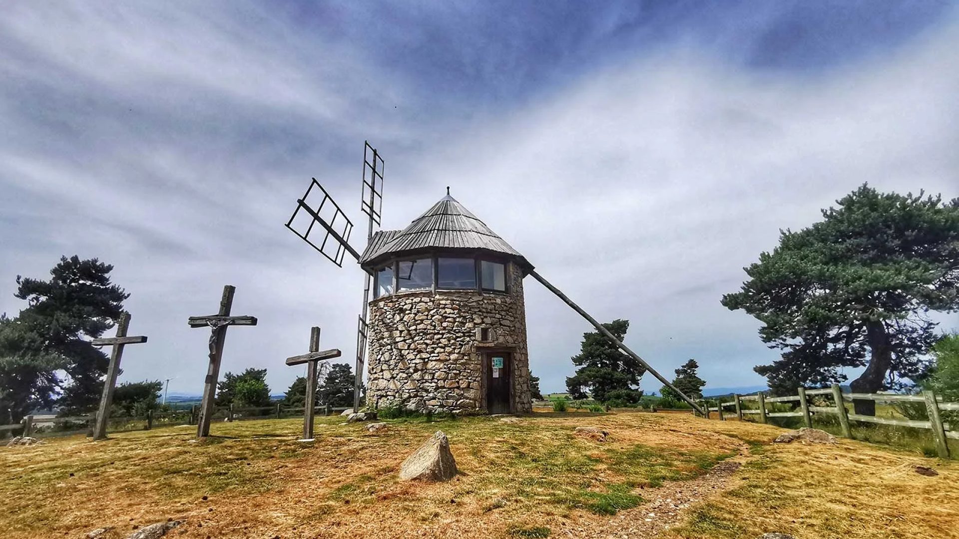 Un moulin sur le plateau d'Ally en Haute-Loire