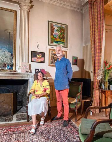 Una pareja de castellanos en el salón de su castillo en Haute-Loire