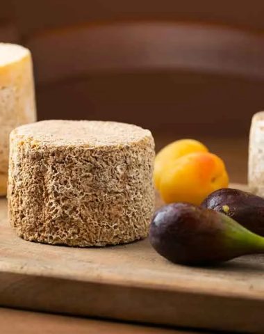 Un fromage de Haute-Loire accompagné de figues et abricots