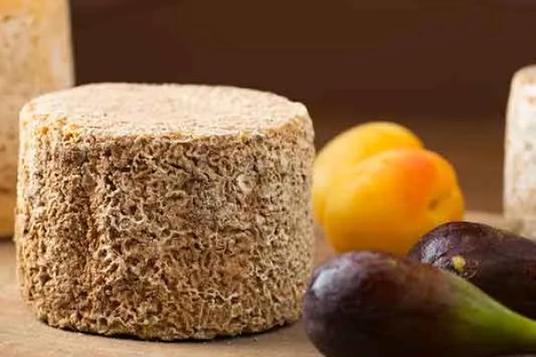 Un queso del Alto Loira acompañado de higos y albaricoques