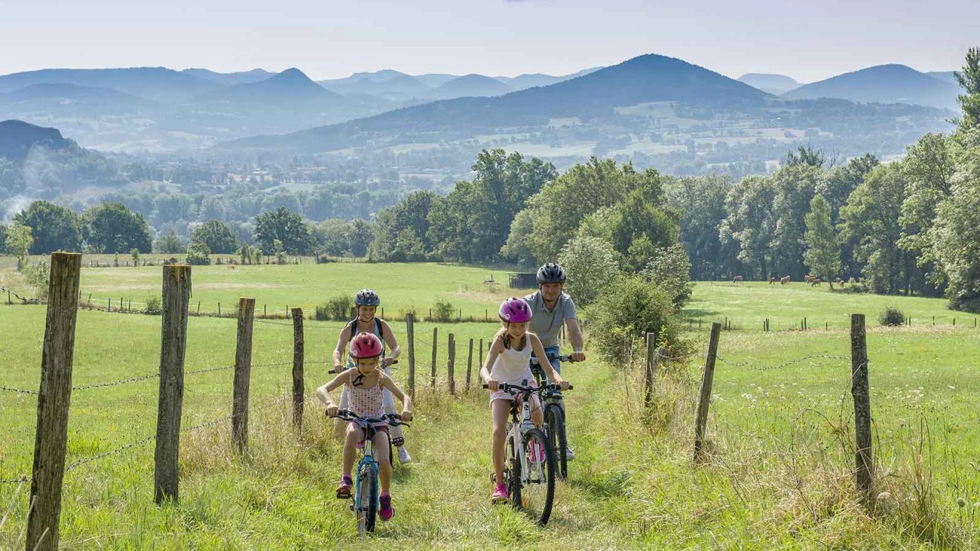 A family on a bike ride on a path in Haute-Loire