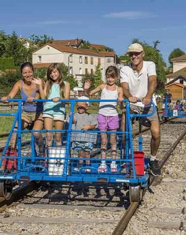 Due famiglie pedalano in bici su rotaia a Dunières, nell'Alta Loira