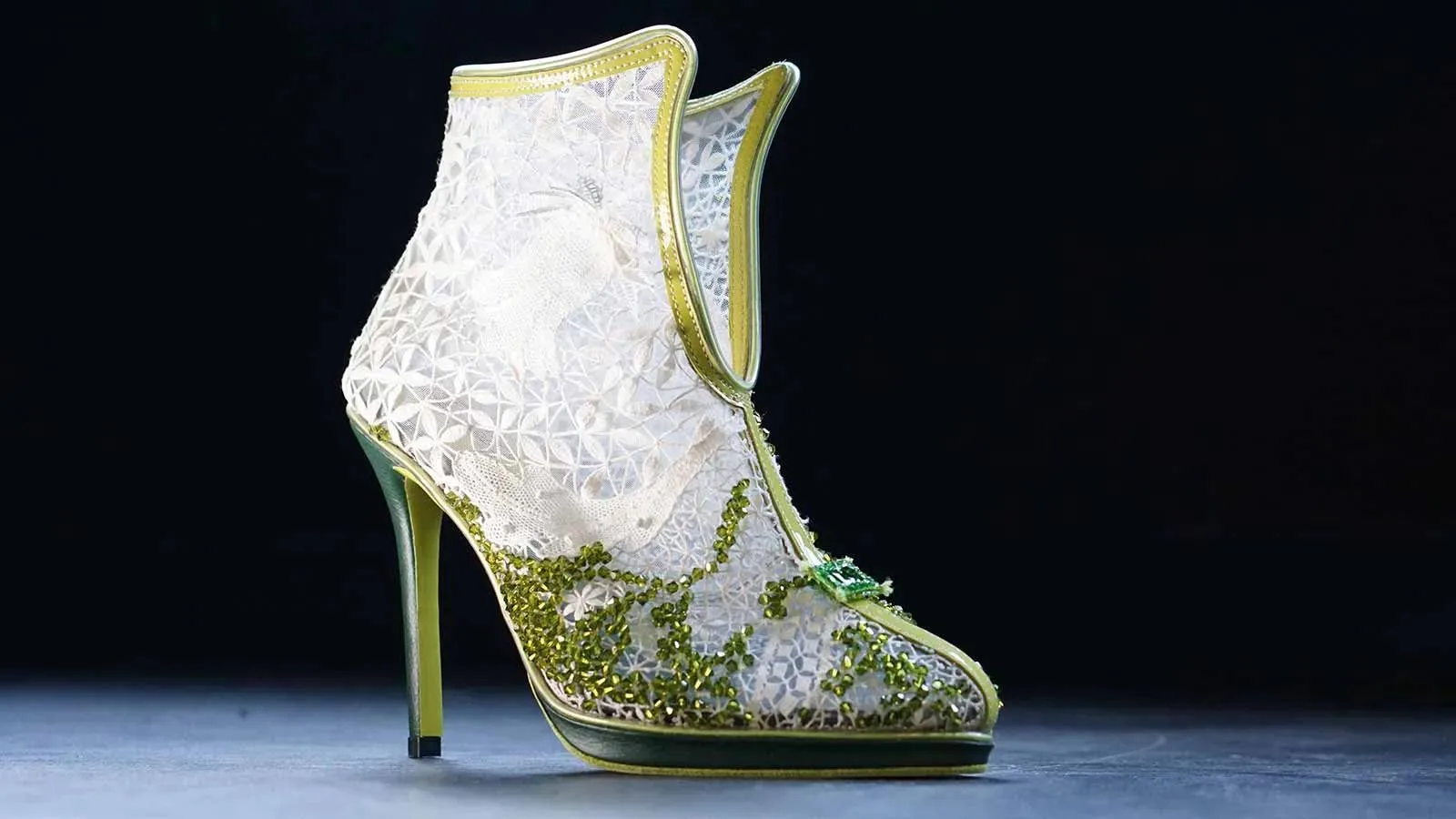 Heeled shoe in white lace and green pearls in Le Puy-en-Velay in Haute-Loire