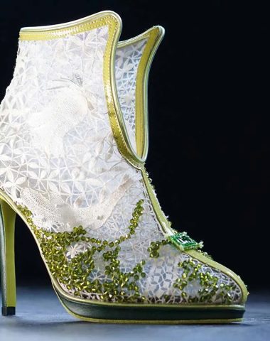 Chaussure à talon en dentelle blanche et perles vertes au Puy-en-Velay en Haute-Loire