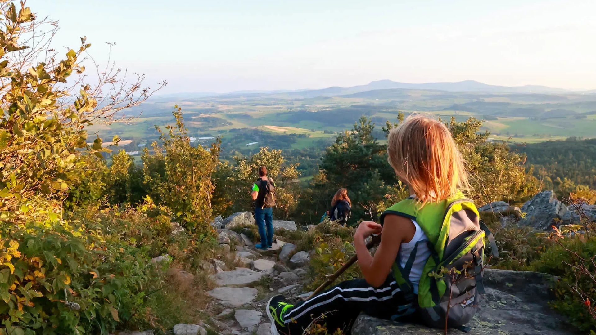 Vrienden observeren de horizon vanaf de top van Lizieux