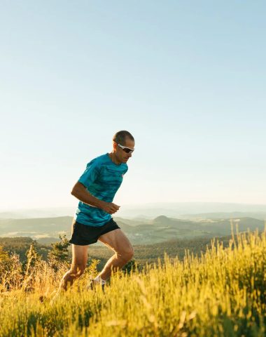 Un trail runner corre sotto il sole nelle pianure dell'Alta Loira, in Alvernia
