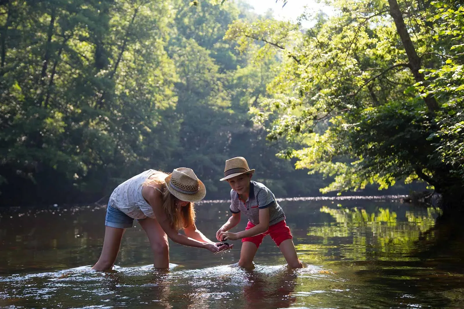 Une mère et son fils joue dans la rivière en Haute-Loire, Auvergne