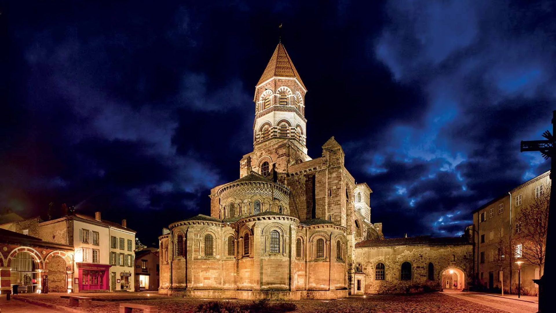 De basiliek Saint-Julien de Brioude 's nachts in Haute-Loire, Auvergne