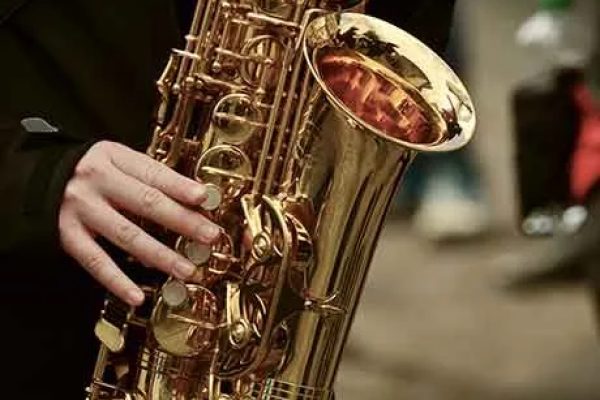 Een saxofoon op een jazzfestival in Haute-Loire, Auvergne