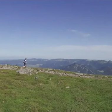 Un trail runner corre sui monti dell'Alta Loira, in Alvernia
