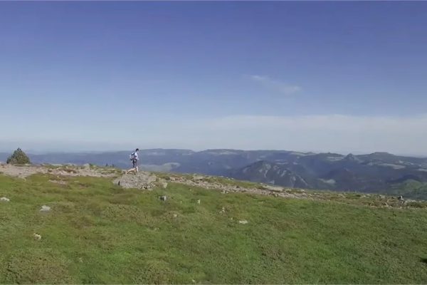 Ein Trailrunner läuft in den Bergen der Haute-Loire, Auvergne