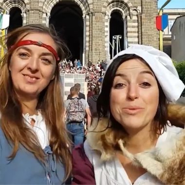 Due donne sorridenti, in costume al Festival del Rinascimento in Alta Loira, Alvernia