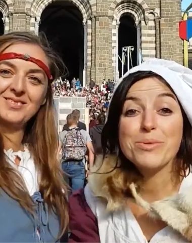 Dos mujeres sonrientes, disfrazadas en el Festival del Renacimiento en Alto Loira, Auvernia