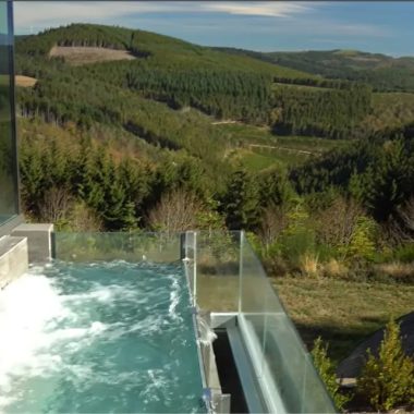Two people chat in a jacuzzi in Saint-Bonnet with a view of the valley in Haute-Loire, Auvergne