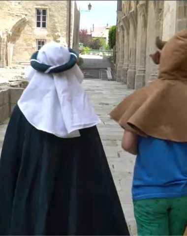 Niños disfrazados caminan por los terrenos de la Abbaye de la Chaise-Dieu en Haute-Loire, Auvernia.