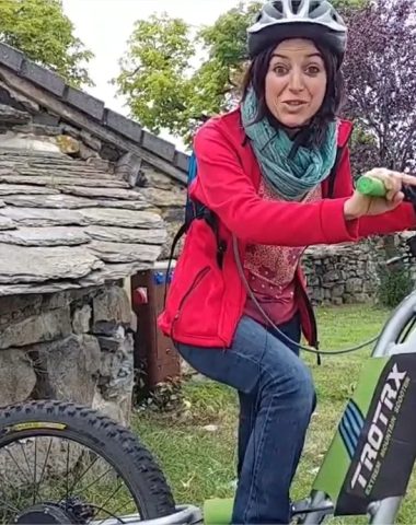 Eine Frau fährt in Haute-Loire, Auvergne, auf einem Elektro-Geländeroller