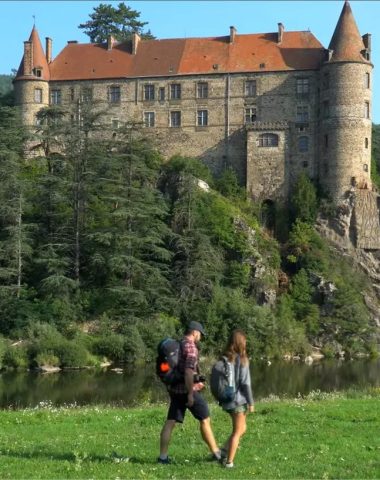 Un couple randonne et passe à côté d'un château en Haute-Loire, Auvergne