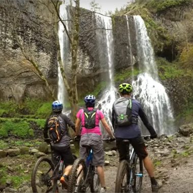Gli amanti della mountain bike ammirano la cascata della Beaume sulla Grande Traversée de la Haute-Loire, in Alvernia
