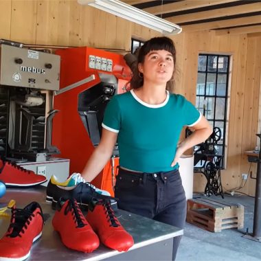 Eine Handwerkerin erzählt über ihre Schuhfabrik in ihrer Werkstatt in Haut-Lignon in der Haute-Loire, Auvergne