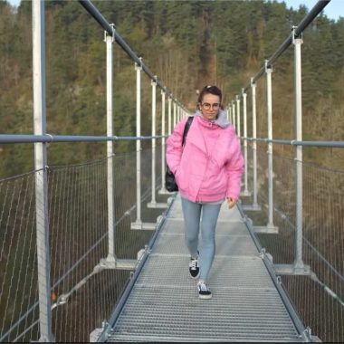 Een vrouw loopt over de langste Himalaya-voetgangersbrug van Frankrijk in de Haute-Loire, Auvergne