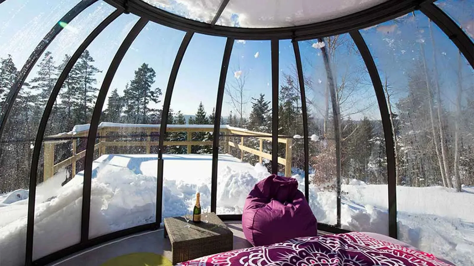Een ongebruikelijke glazen bubbelaccommodatie onder de sneeuw in Haute-Loire, Auvergne