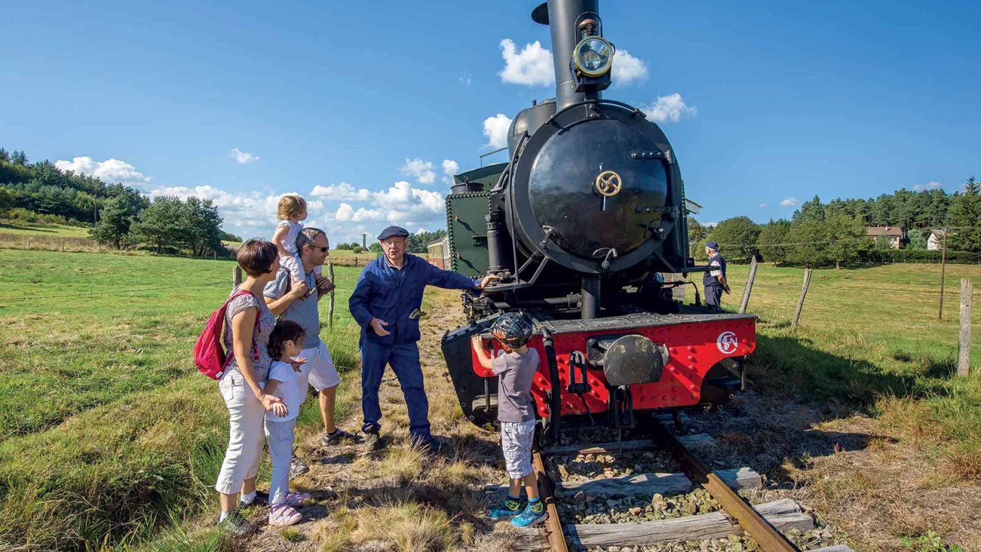 Eine Familie spricht mit dem Eisenbahner von Velay Express in Haute-Loire, Auvergne