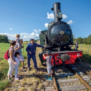 Een gezin spreekt met de spoorwegarbeider van de Velay Express in Haute-Loire, Auvergne