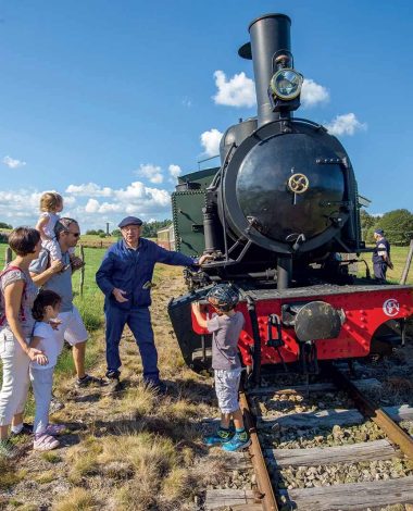 Una familia habla con el trabajador del ferrocarril Velay Express en Haute-Loire, Auvergne