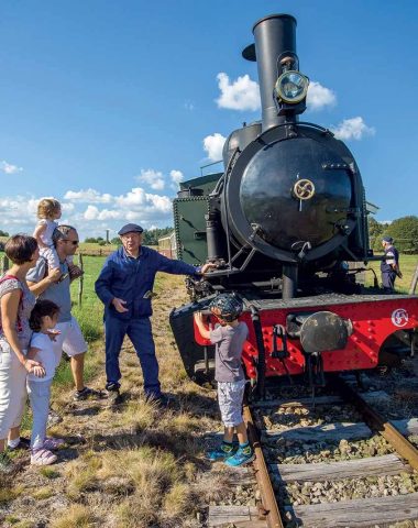 Eine Familie spricht mit dem Eisenbahner von Velay Express in Haute-Loire, Auvergne