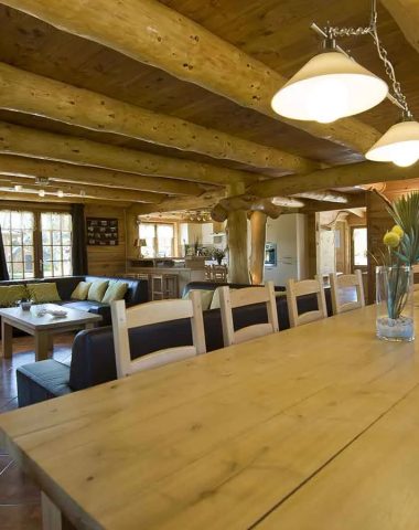Il grande tavolo da pranzo e il soggiorno di un alloggio di grande capacità nell'Alta Loira, in Alvernia