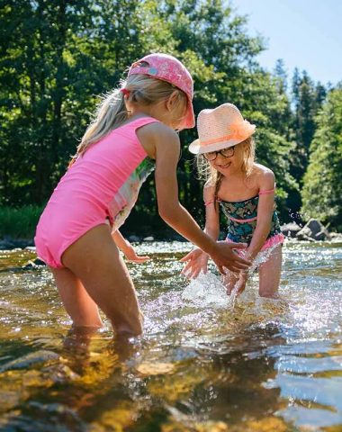 Deux enfants s'amusent dans une rivière en Haute-Loire, Auvergne